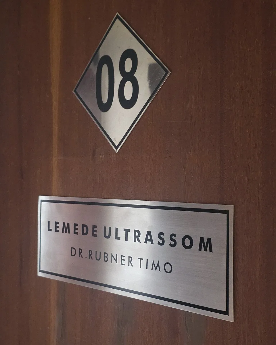 Porta da sala 08 com a placa Lemede Ultrassom, Dr. Rubner Timo.